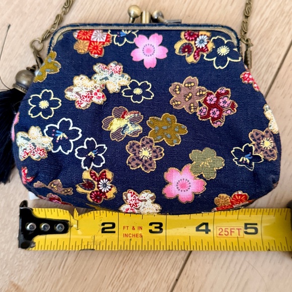 NWT handmade Floral Embroidered purse w/ bronze kiss lock frame and chain strap